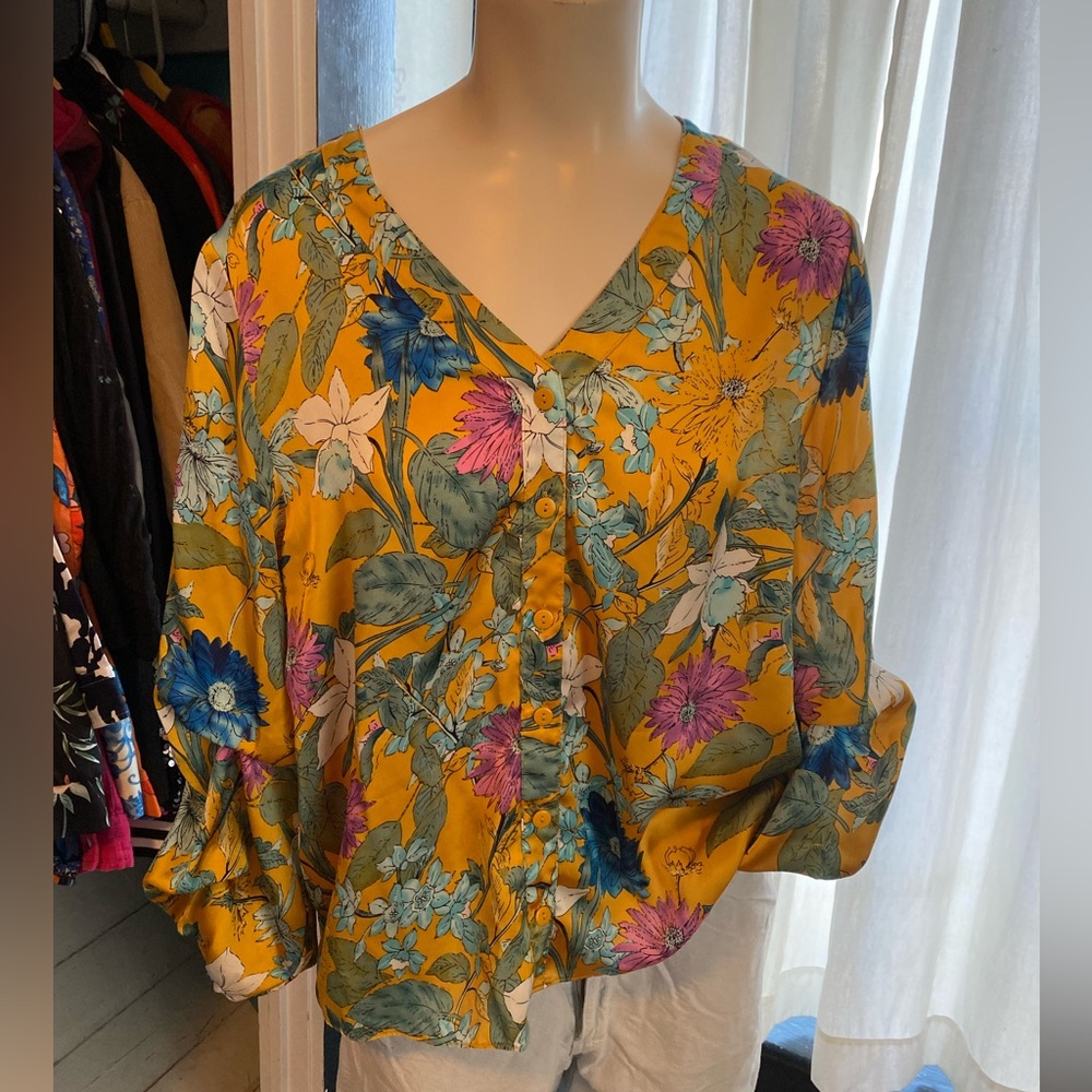 RD and KoKoa L Women’s buttonup blouse w/ gathered sleeves. Satin feel & elegant